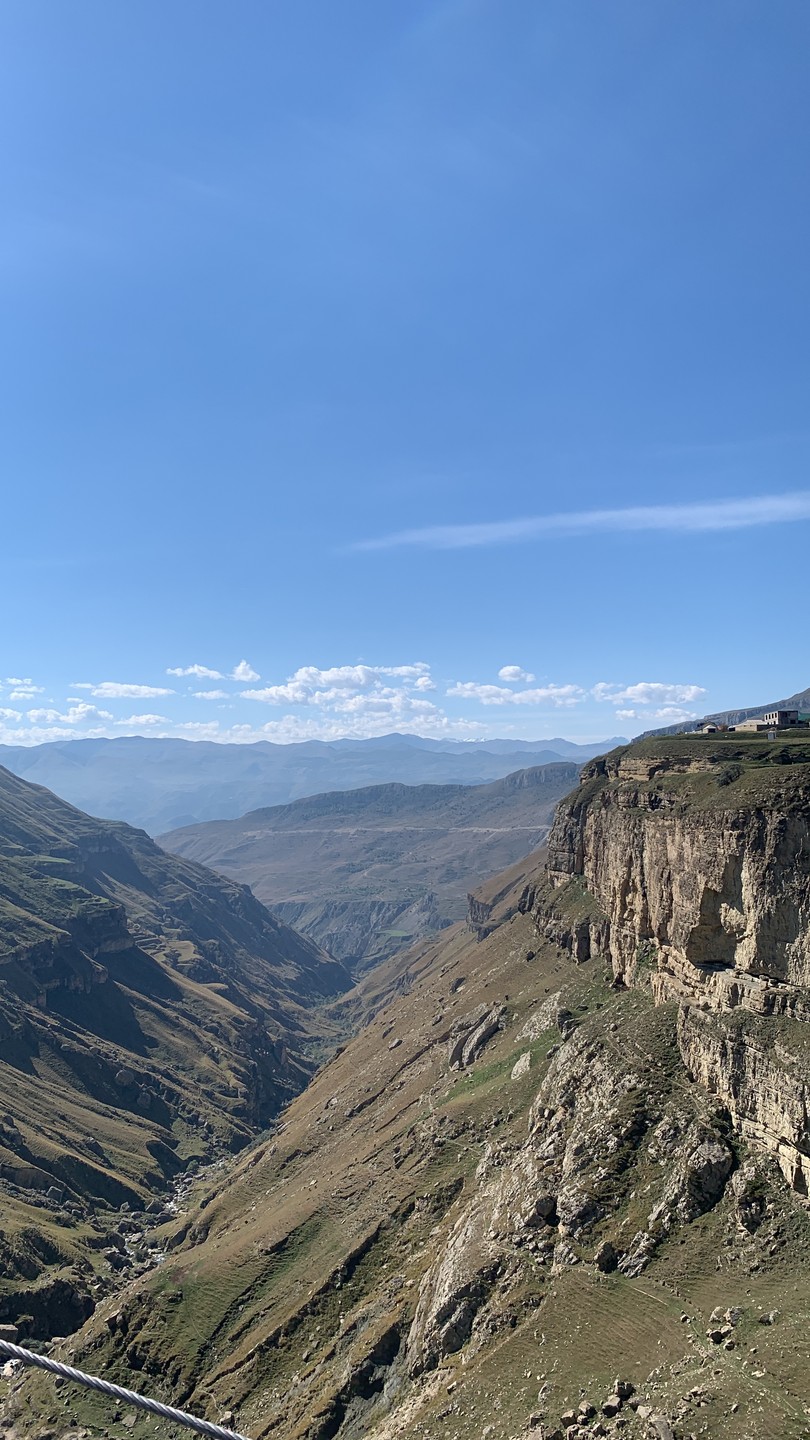 Экскурсия просто шикарнейшая. Виды на горы завораживают. Много захватывающих локаций. Удалось прыгнуть с тарзанки на водопаде
