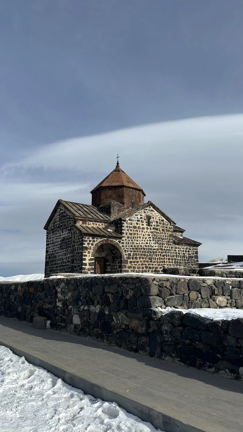 6 марта мы втроём с подругами ездили на Севан с гидом Араратом. Хотим сказать огромное спасибо