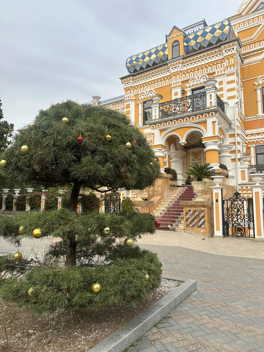 Очень понравилась экскурсия с Людмилой, прекрасная прогулка в компании с интересным рассказчиком. Людмила очень приятная, доброжелательная