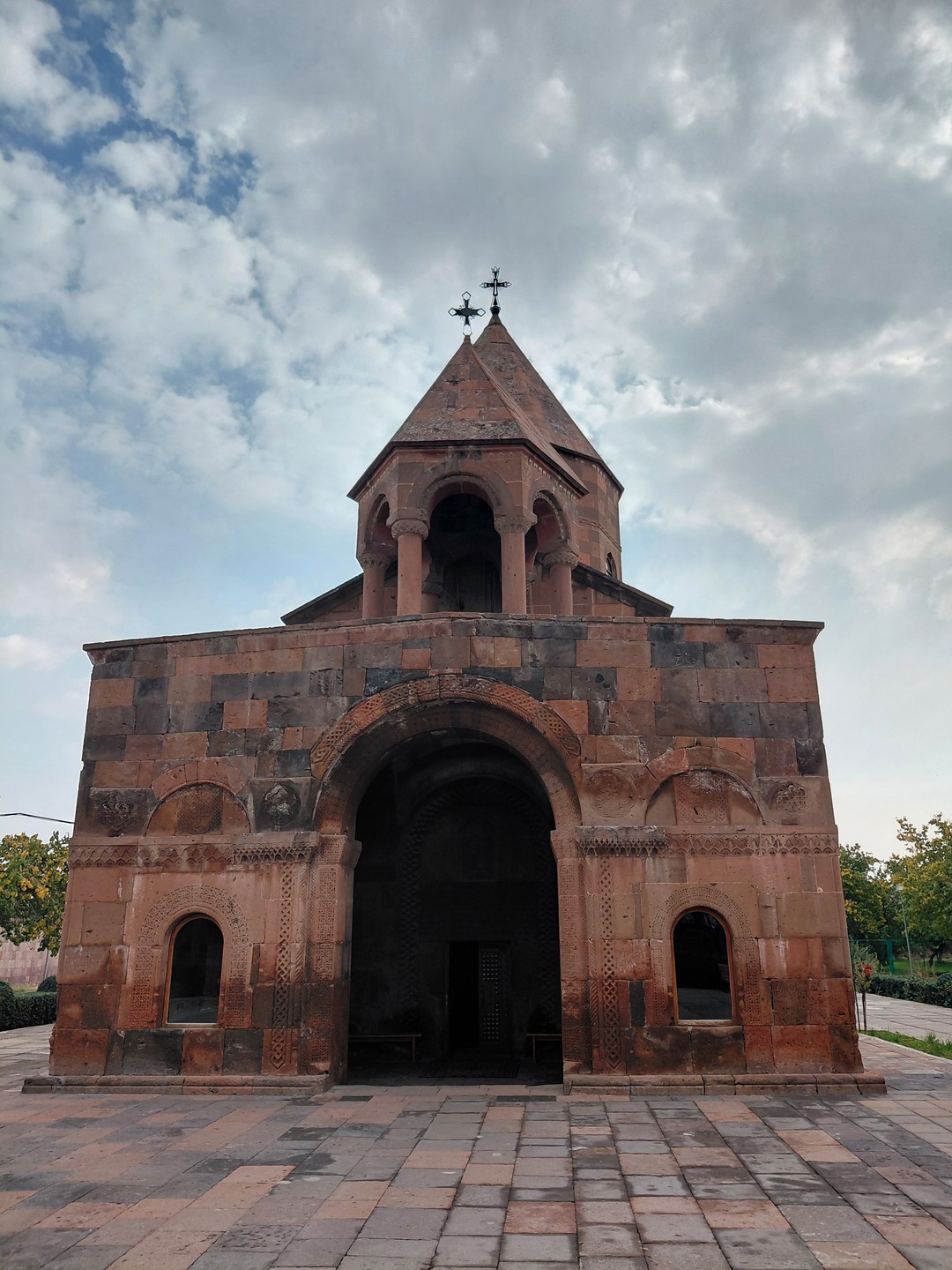 Рекомендуем экскурсию от Тиграна, который учтёт все ваши пожелания! Познакомитесь с историко-культурным, религиозным и археологическим наследием