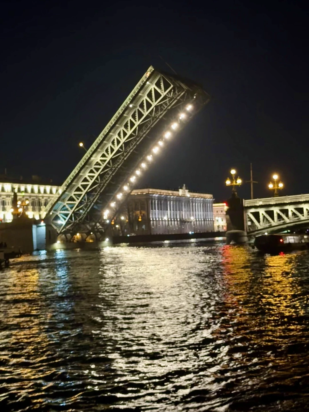 Отличная прогулка,Иван - саксофонист супер!!! ведущая-просто Огонь!!!! бар работал,кофе,горячительные напитки-все на любой вкус. Спасибо,ребята,вам за хорошую,веселую