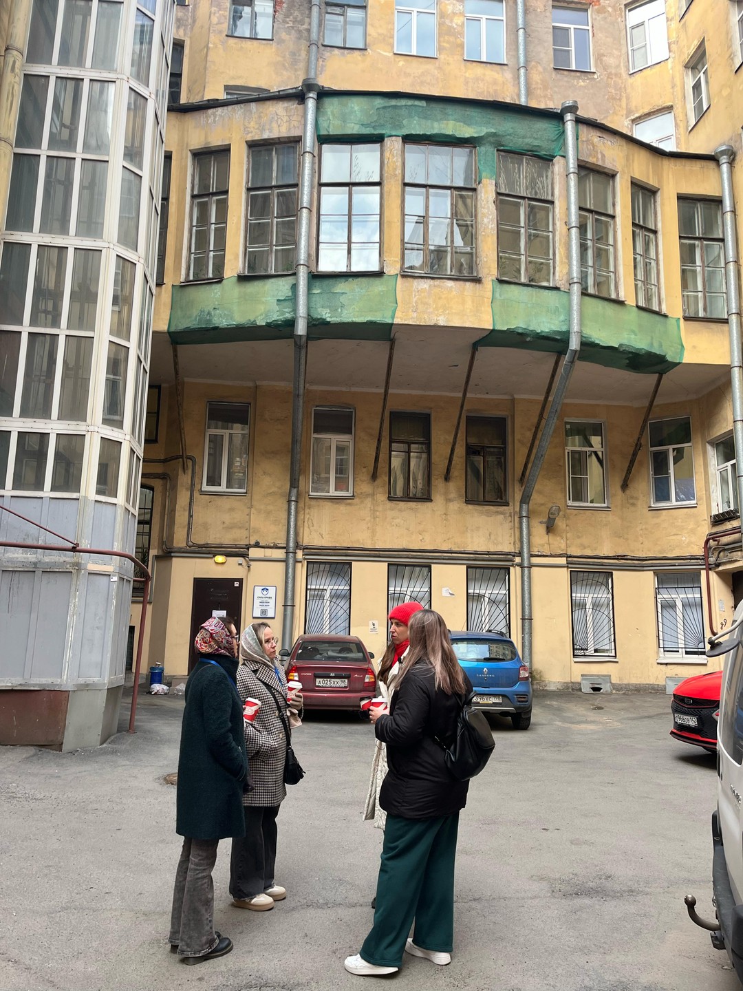 Очень познавательная прогулка в компании с профессиональным гидом) Удивляет сколько всего Вера знает и с какой