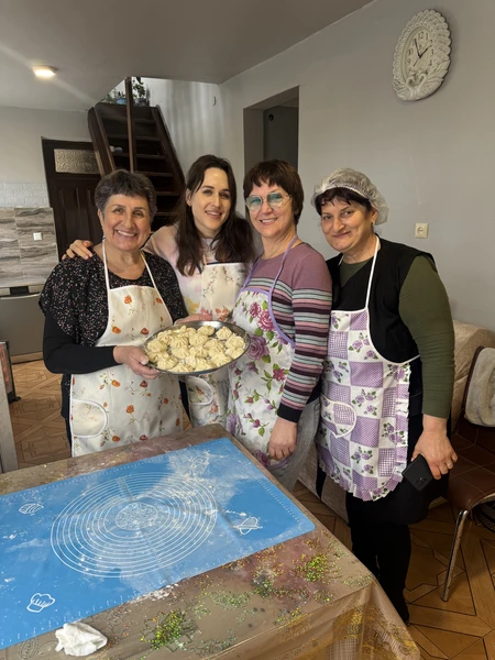 самые лучше впечатления от теплого приема этой семьи. научили готовить хинкали, хачапури аджарский и курицу сациви