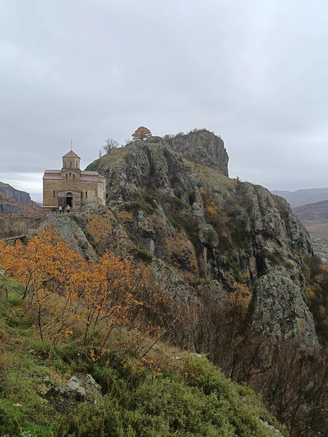 Нам ужасно не повезло с погодой! Единственный день на неделе отпуска, когда лил дождь, а наверху в горах был снег. И как итог мы ничего не увидели(((