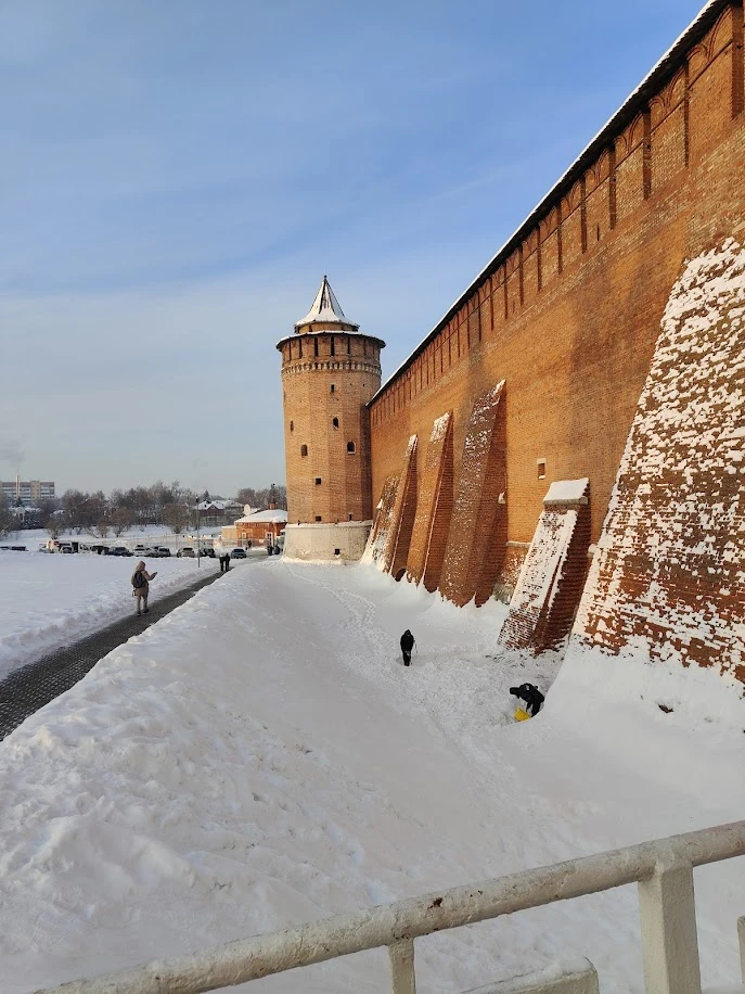 Были на экскурсии в самый холодный день за последние годы. Никита выдал гостям наушники с приёмником