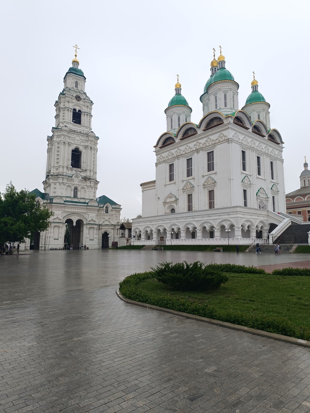 Несмотря на портившуюся с самого утра погоду, прогулка по астрахани удалась на славу. Мы увидели много