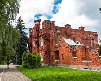 Коссовский дворец, тысячи тюльпанов, Брестская крепость и прогулка по Бресту со встречей с фонарщиком