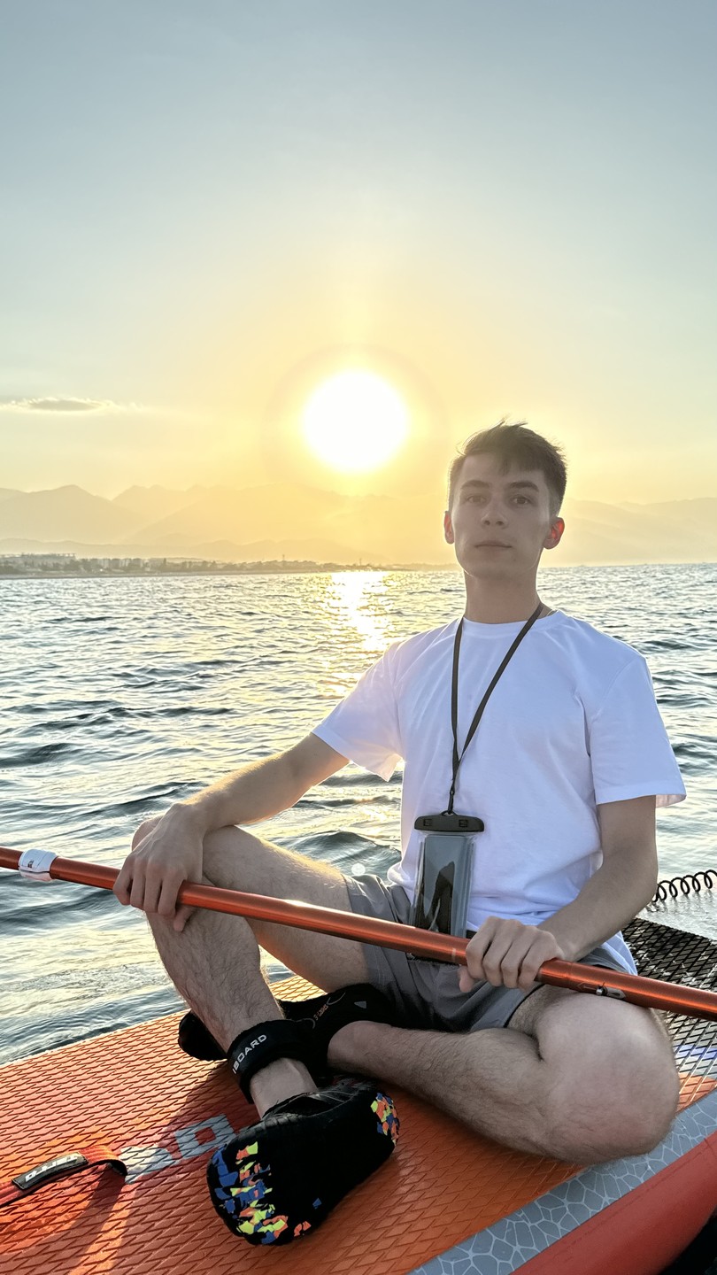 Лучшие в Адлере точно. Идеально просто все. Сопровождающие очень приятные люди. Программа интересная 👍 научился кататься на сапах:)