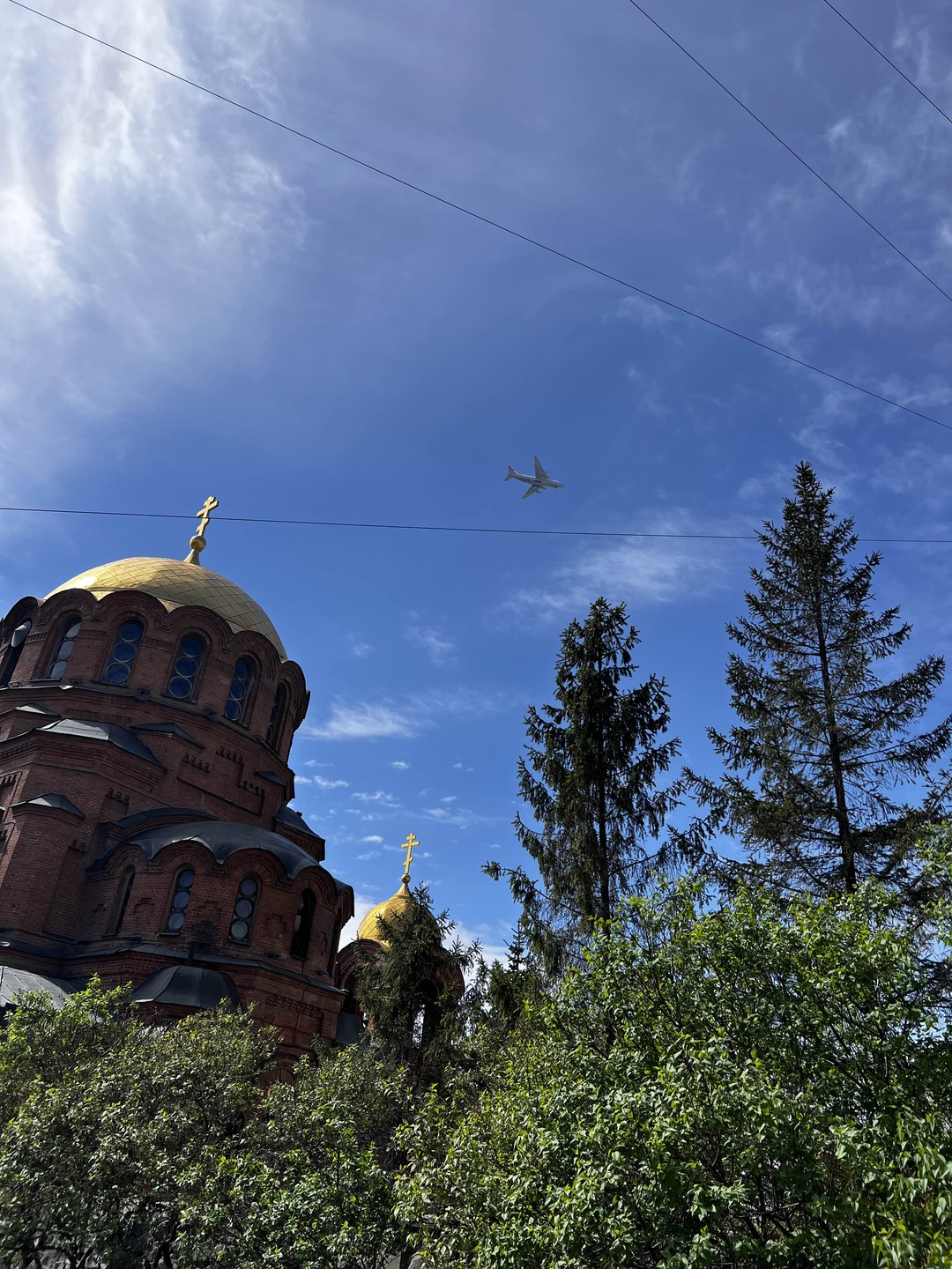Прекрасно провели время, шагая по улицам и изучая историю Новосибирска. Егор очень интересно рассказал про город