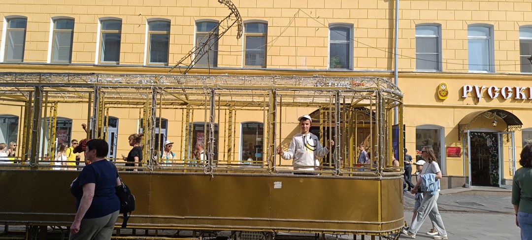 Сегодня Николай провел замечательную экскурсию для нашей семьи. Мы были вчетвером с детьми 11 лет. Экскурсия