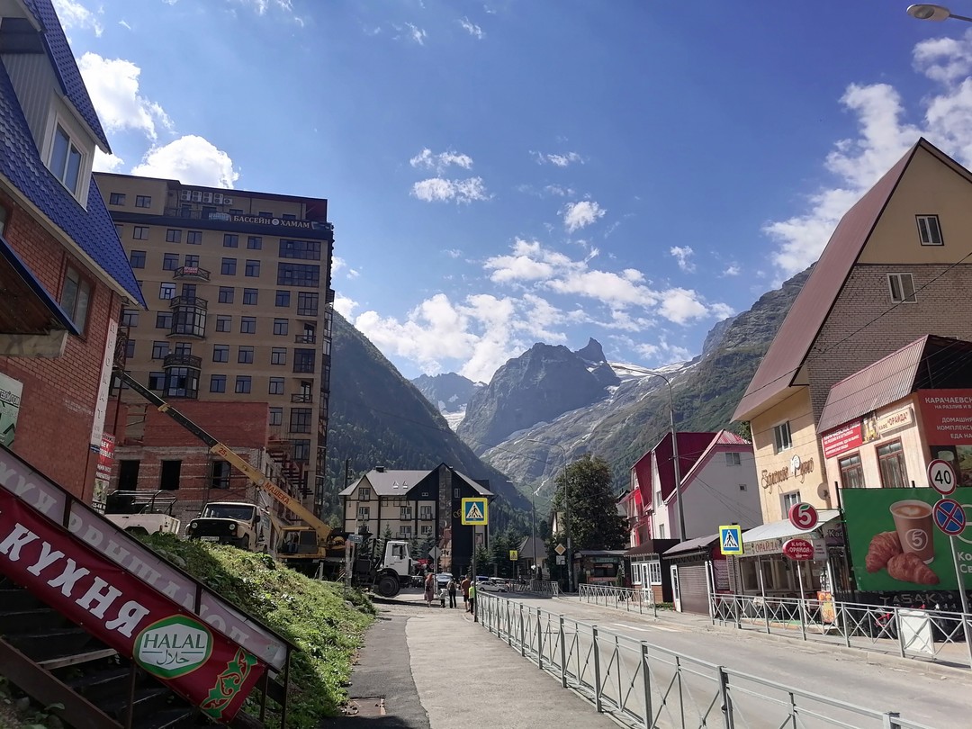 Прилетели в Минеральные Воды далее поехали в Пятигорск. Маршрут планировал заранее. Домбай очень красивое, живописное место.