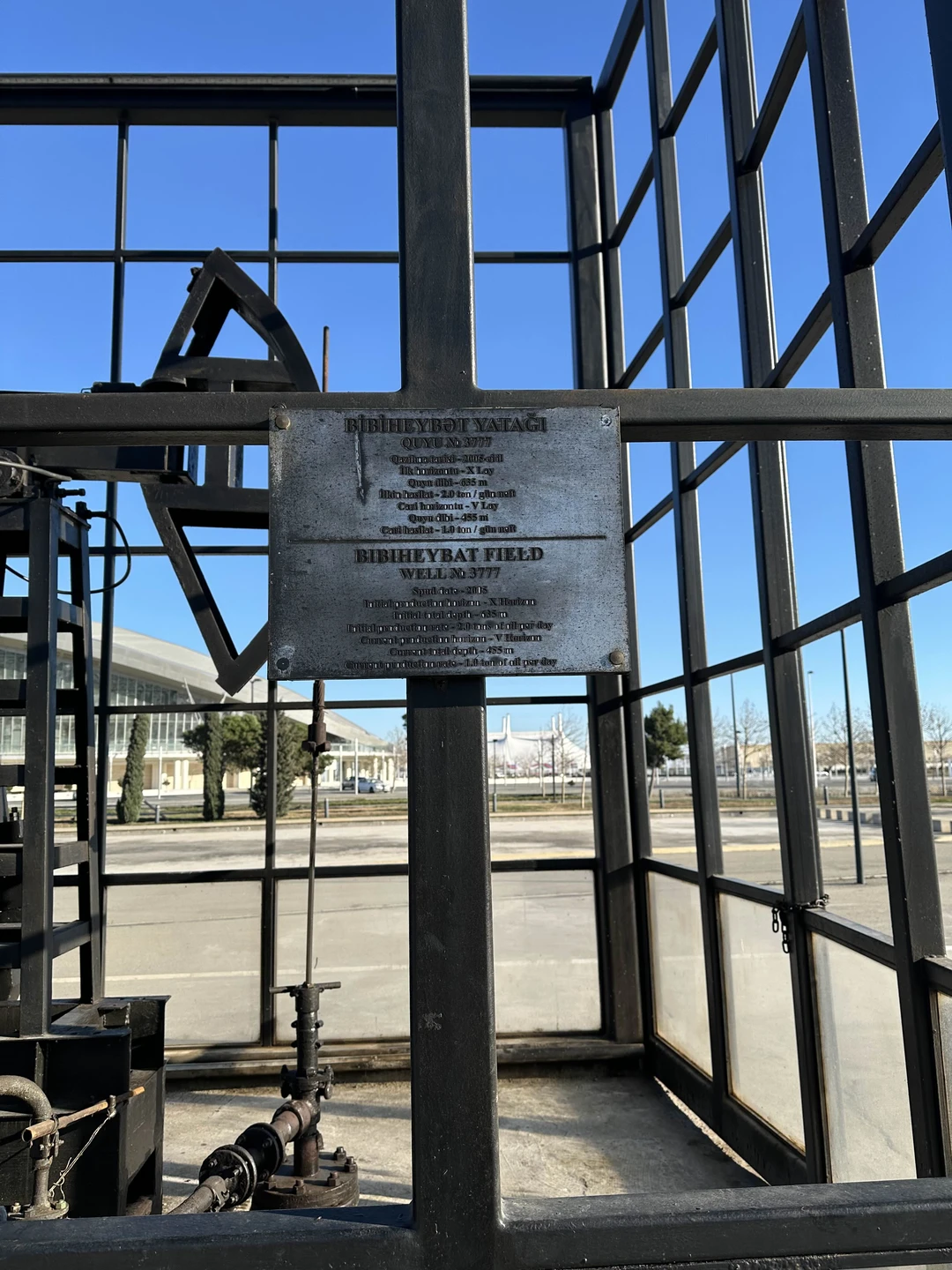 Наше знакомство с солнечным Баку началось с обзорной авто-пешеходной экскурсии по городу с Вахидом. Нам очень