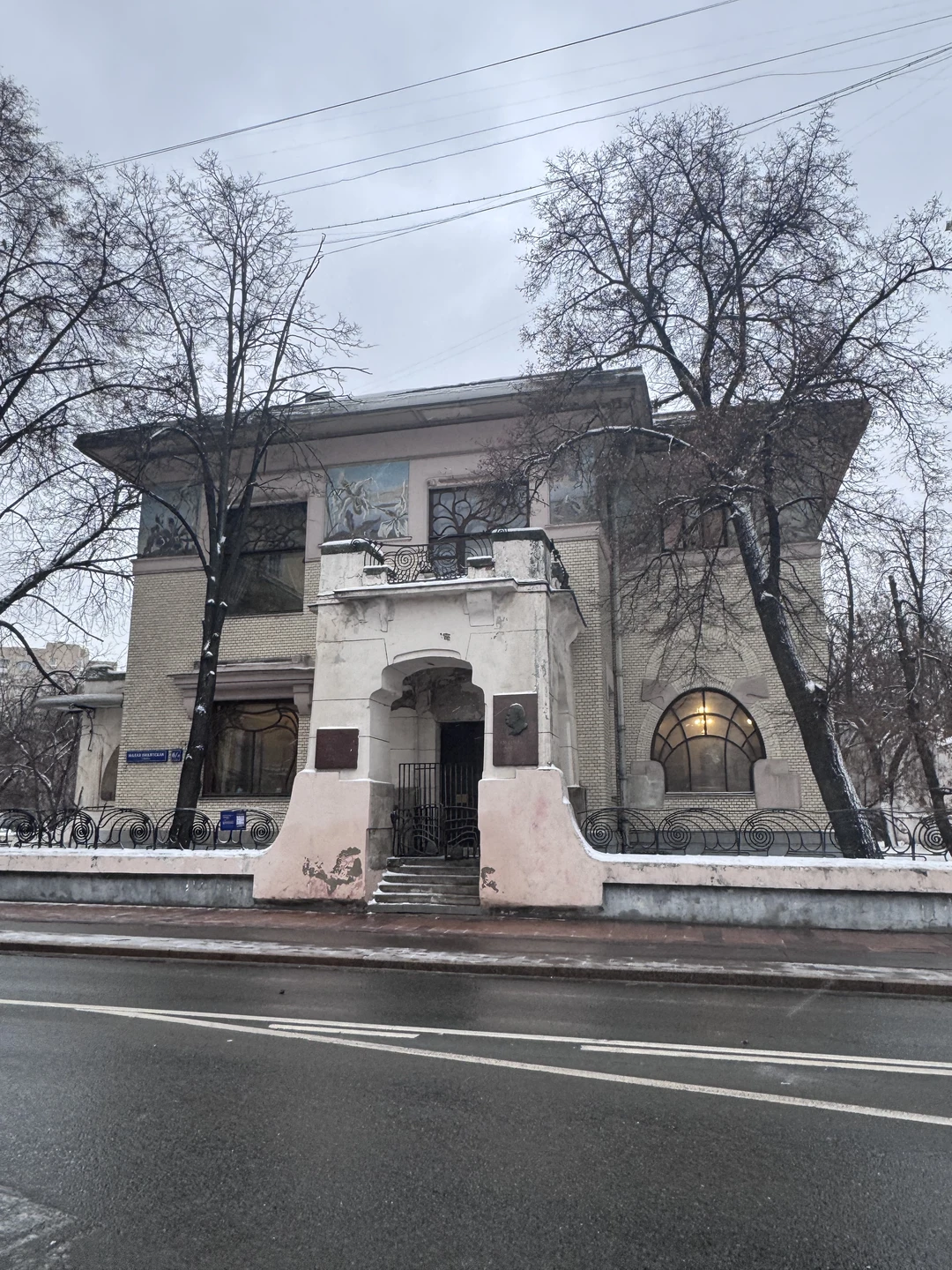 Перед Новым годом нам с мужем удалось попасть на замечательную экскурсию в невероятно красивый и атмосферный особняк Рябушинского