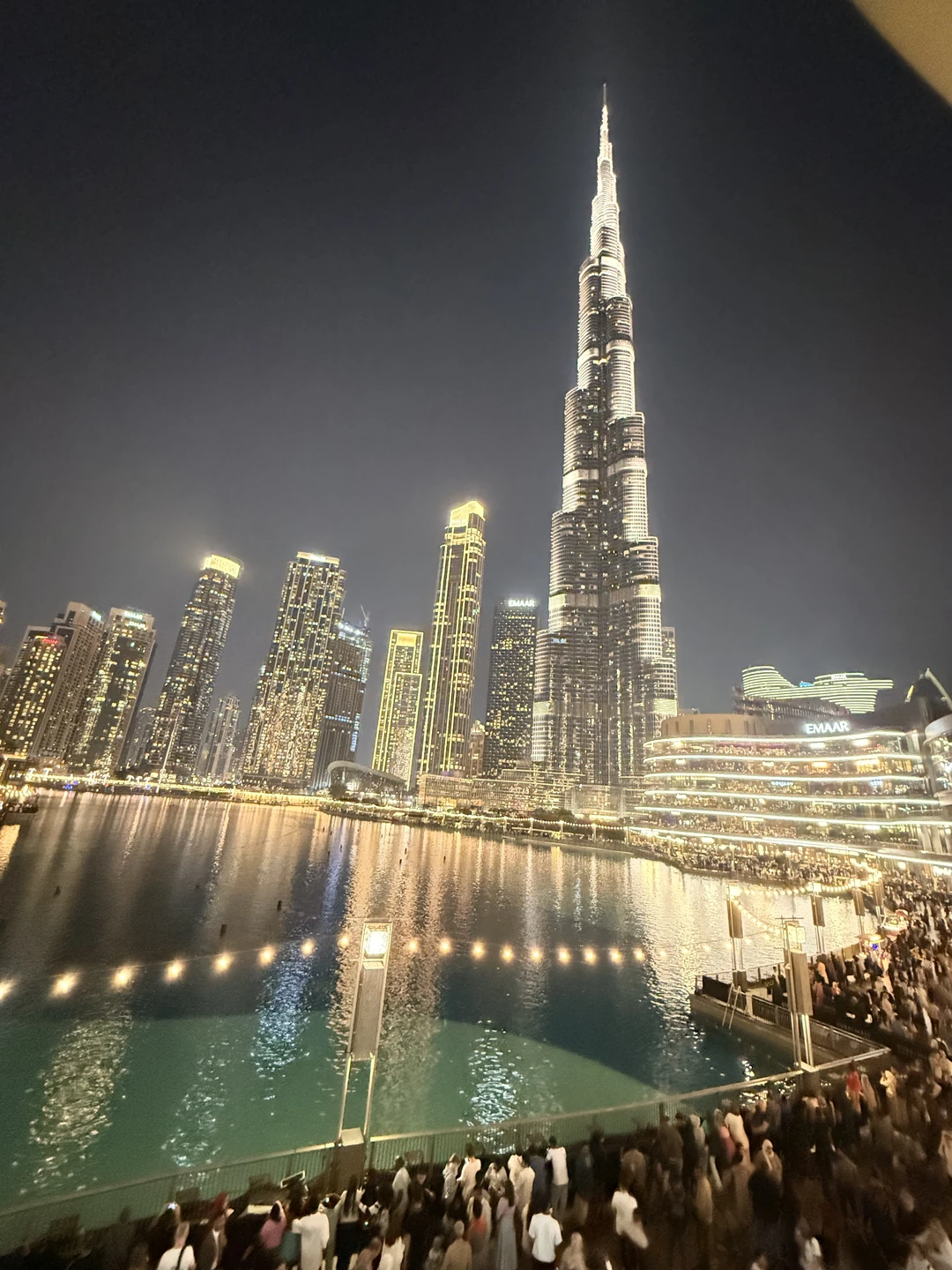 Были с семьей первый раз в ОАЭ проездом. По предварительной договоренности договорились, что нас встретят в