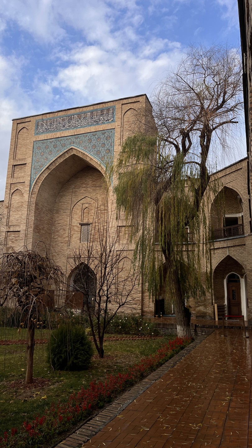 Впервые в Ташкенте, мне все очень понравилось, рассказывал очень интересно, мне история знает. Покормил, напоил и