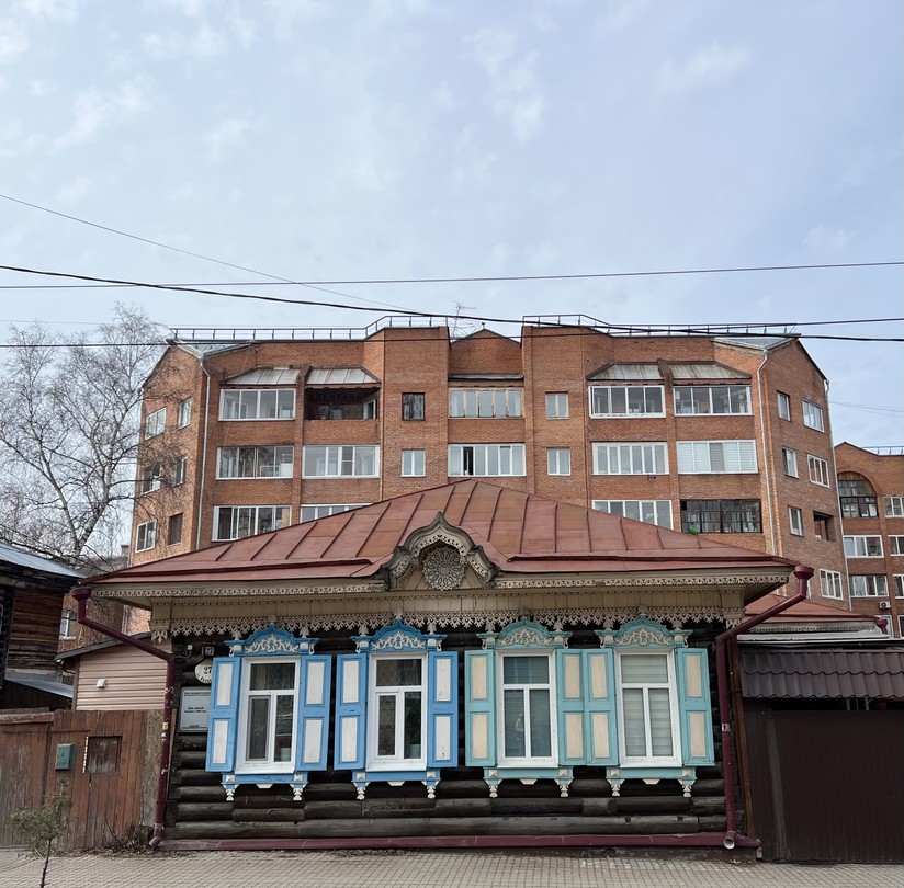 Арина не только познакомила нас с Томском, но и смогла влюбить в эти старые теремки, резные наличники и местами не причёсанные улочки