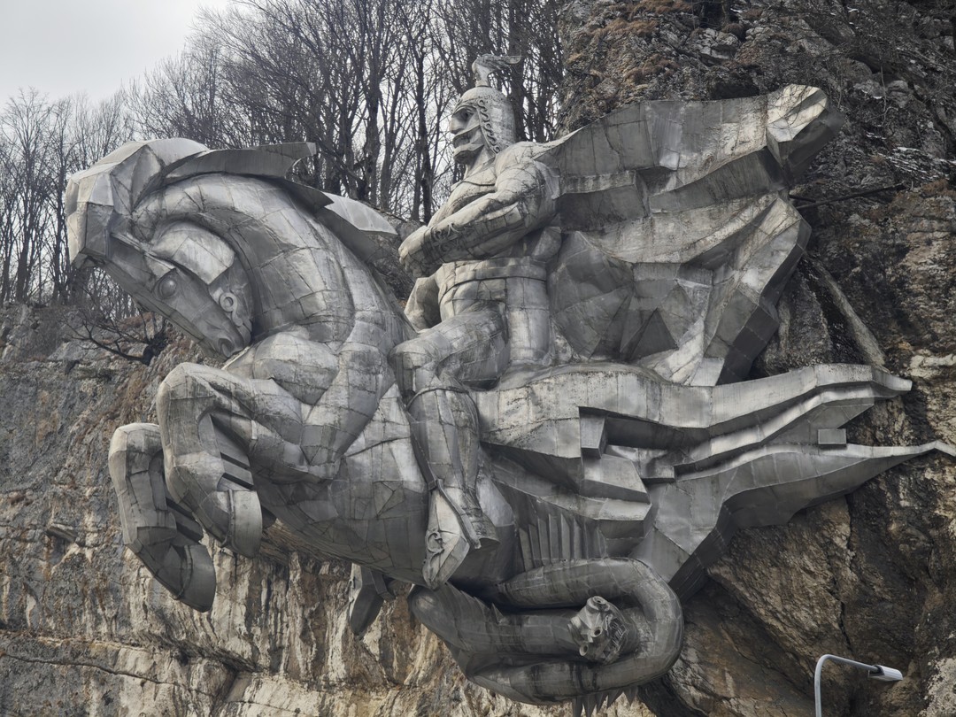 Григорий — прекрасный гид. Он не только хорошо знает историю, но и внимательно относится к группе