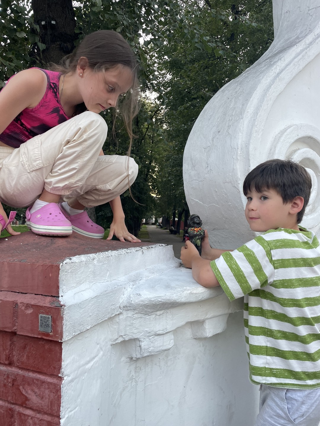 Юлия сумела заинтересовать наших 4-х внуков 6,7,9,12 лет, что не просто. Да и взрослым было не