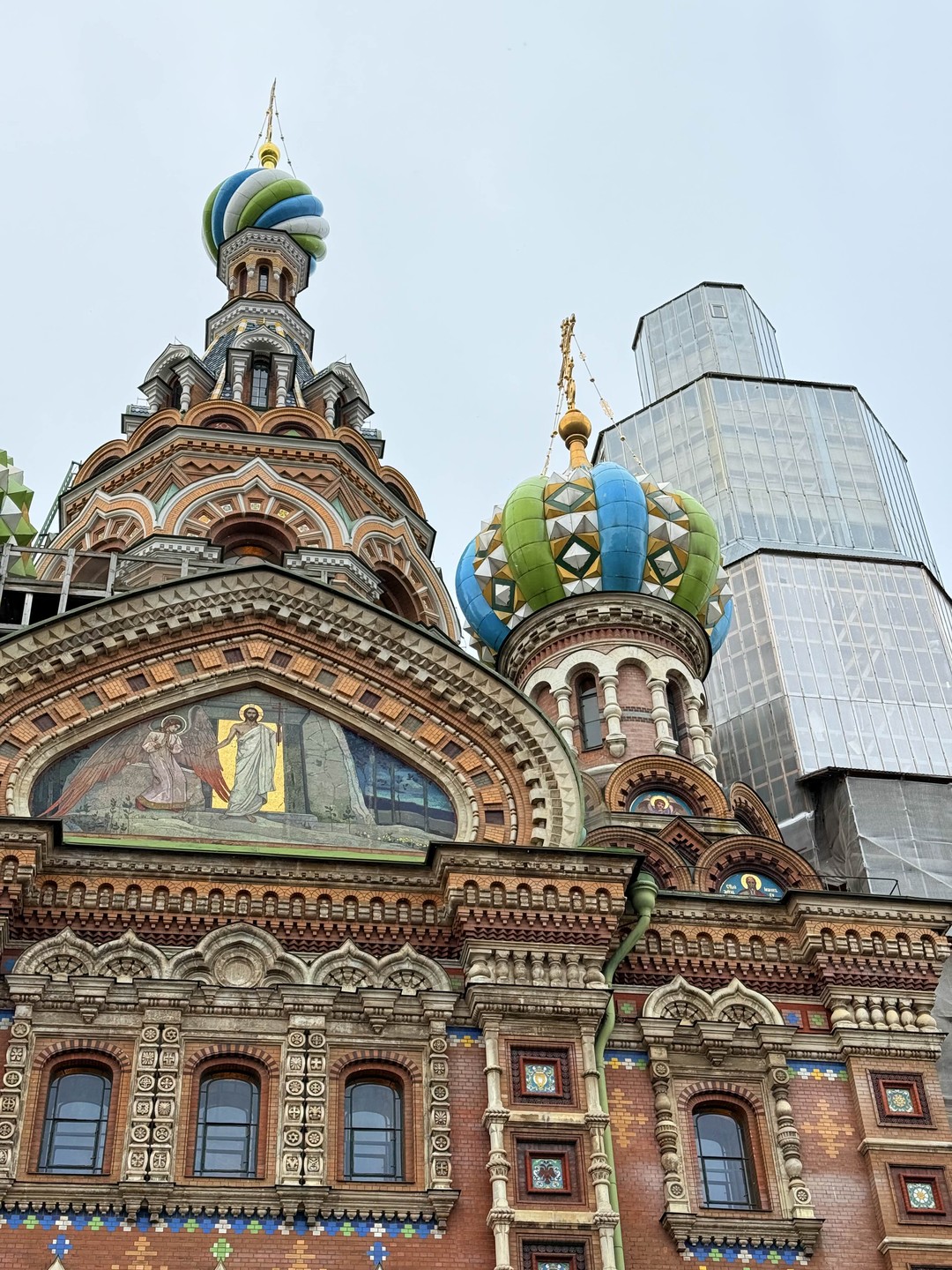 Автобус чистый, удобный! Экскурсовод интересно, структурировано рассказывает, между остановками небольшие переезды, не успеваешь заскучать. В холодное