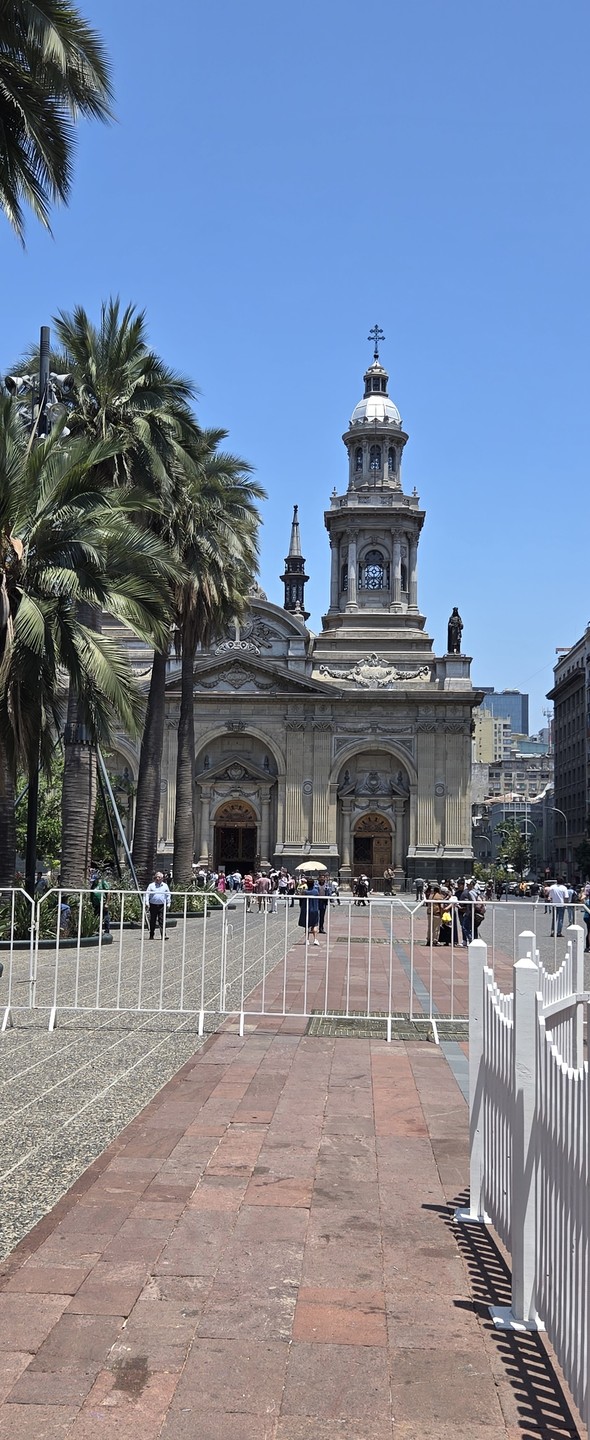 У меня была 10-часовая пересадка в Сантьяго. Марат утром встретил в аэропорту, показал город, вечером отвез
