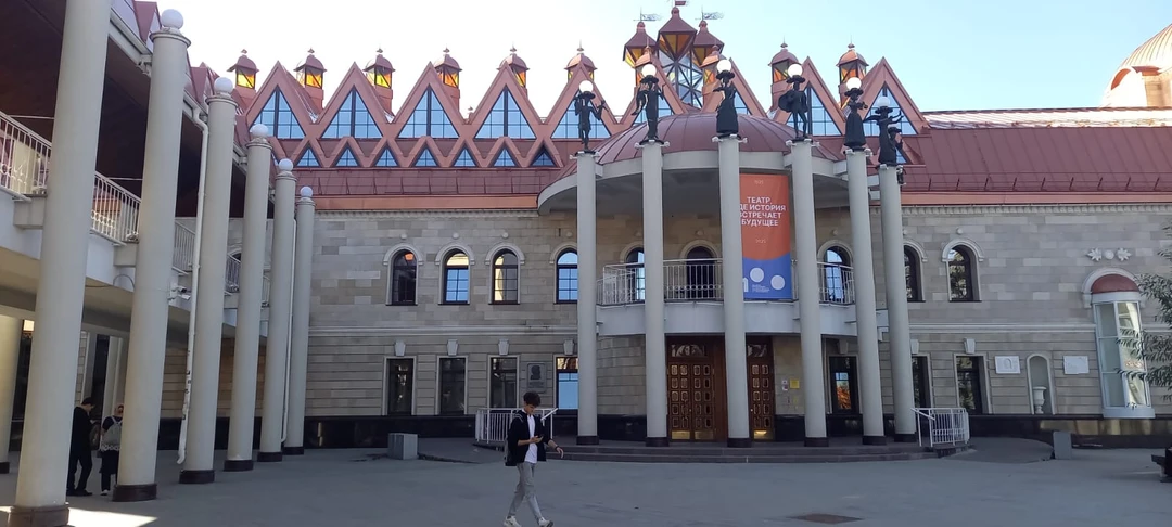 Экскурсия и экскурсовод выше всяких похвал! Образно выражаясь, мы получили ключ от города. В качестве ответов