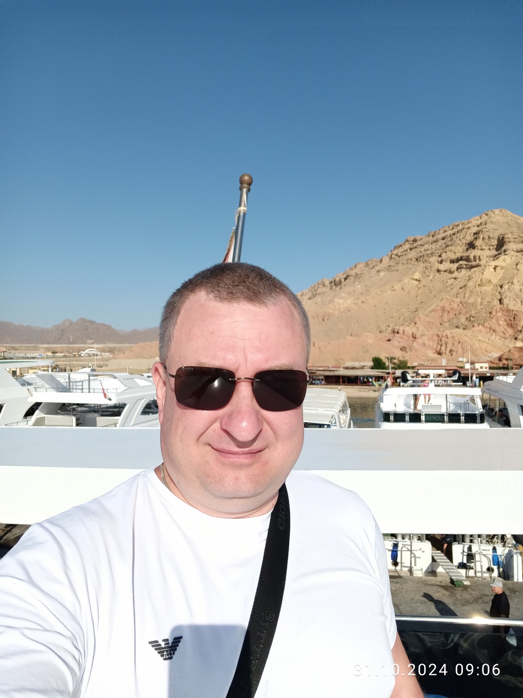 Все хорошо, яхта, море, солнце! Рифы - красивые, рыбок море! Белый остров-классно, круто выглядит, но добраться туда вплавь😁