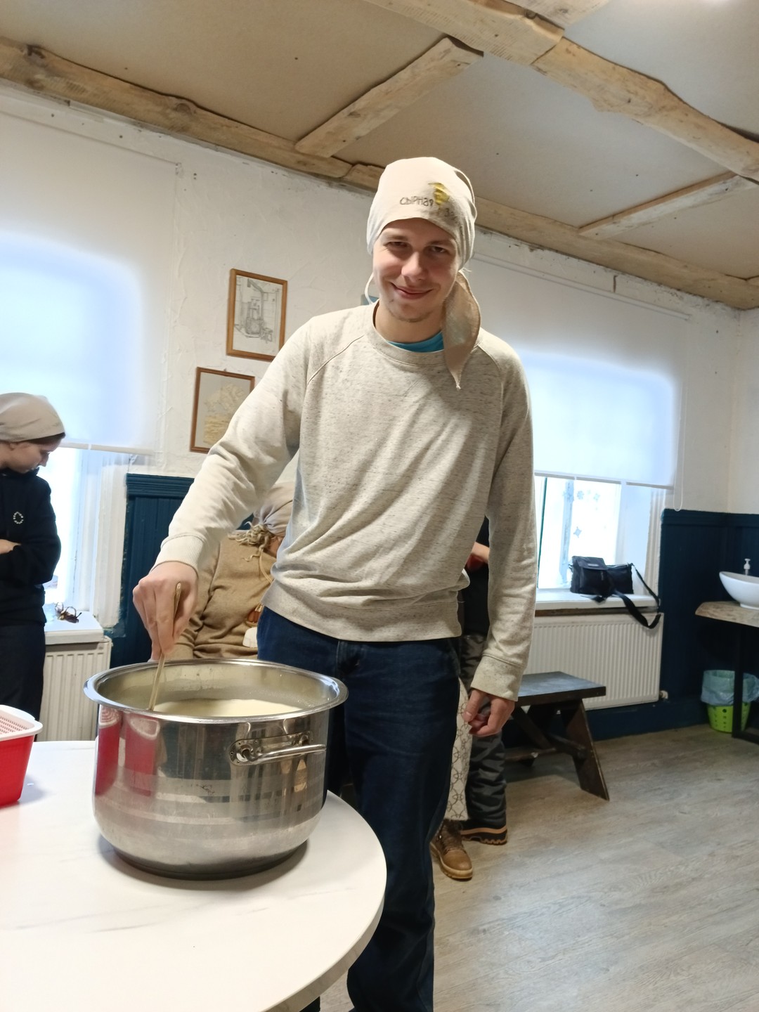 Были на мастер-классе 5 января. Были большой компанией и взрослые и дети подростки. Сначала дети отнеслись