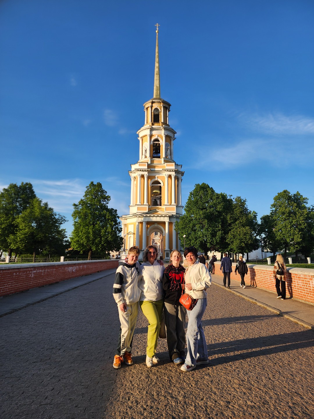 Замечательная экскурсия! Были с детьми (11 и 13 лет). Было интересно всем. Очень интересно рассказывает! Готов
