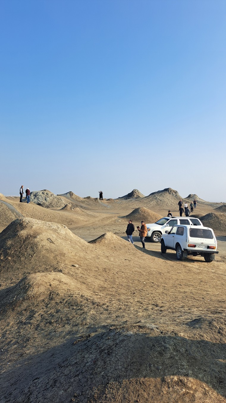 Агатовые горы Хызы, грязевые вулканы, розовое озеро и скала Бешбармаг (13/21)