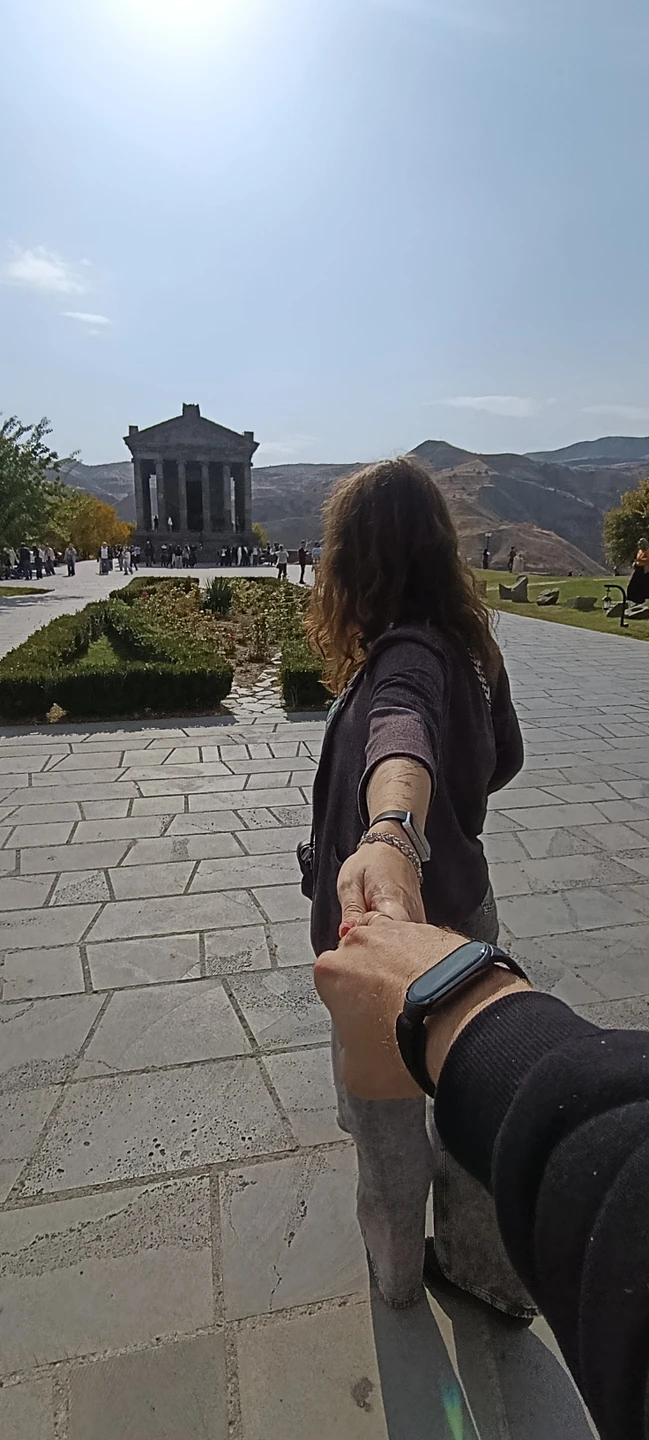 У нас был водитель Вардан и экскурсовод Вардуи. Очень понравилась экскурсия благодаря экскурсоводу. Материал был послан