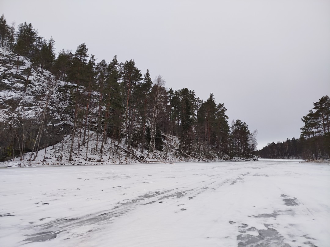 Невероятные впечатления от поездки, потрясающие виды зимней Ладоги, очень комфортная лодка. С нами был прекрасный капитан,