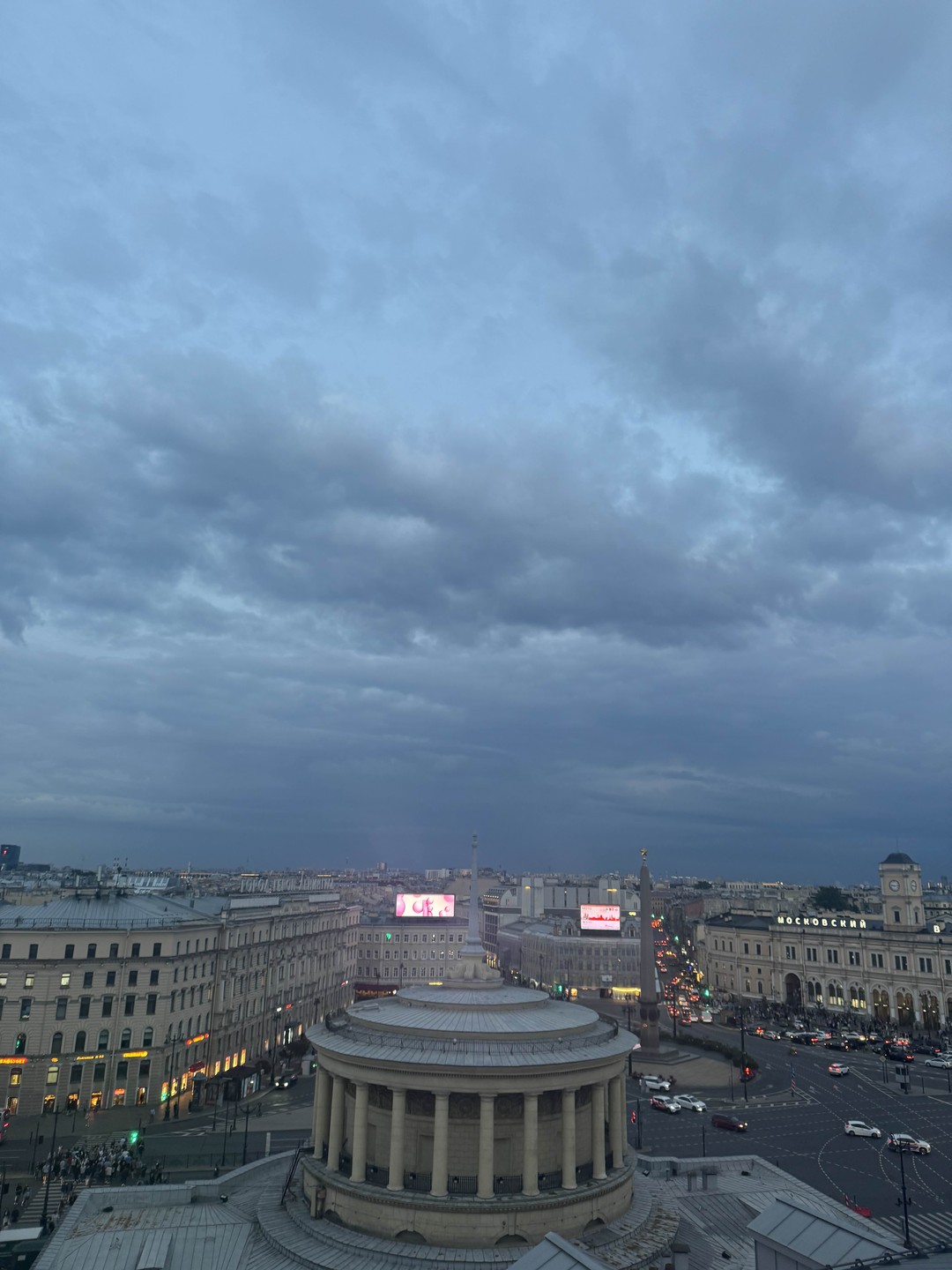 Прекрасная прогулка, красивый закат и по времени самое то, не успеваешь глобально промерзнуть. Красота и небо Питера 💜 спасибо