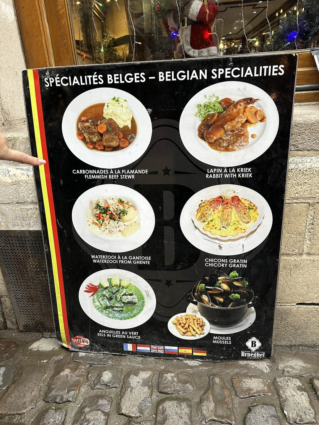 Великолепная экскурсия, совместившая гастрономические факты о городе, подкреплённые несколькими дегустациями, с исторической информацией. Полина - великолепный