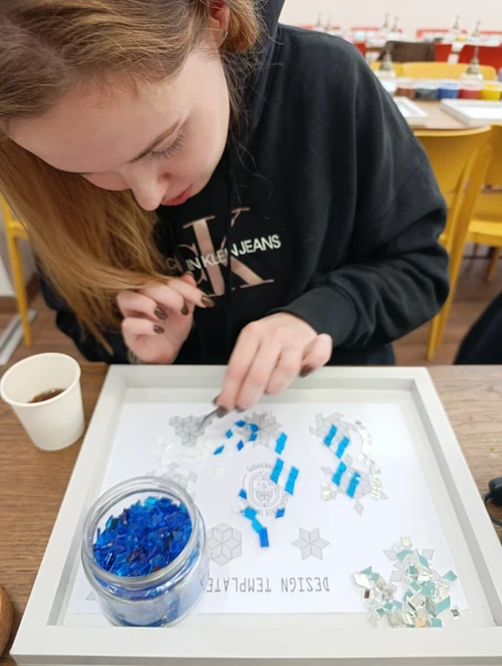 Очень понравился мастер класс!! Интересно, красиво. Можно выбрать размер лампы, приносят чай и вкусняшки. Помогают как