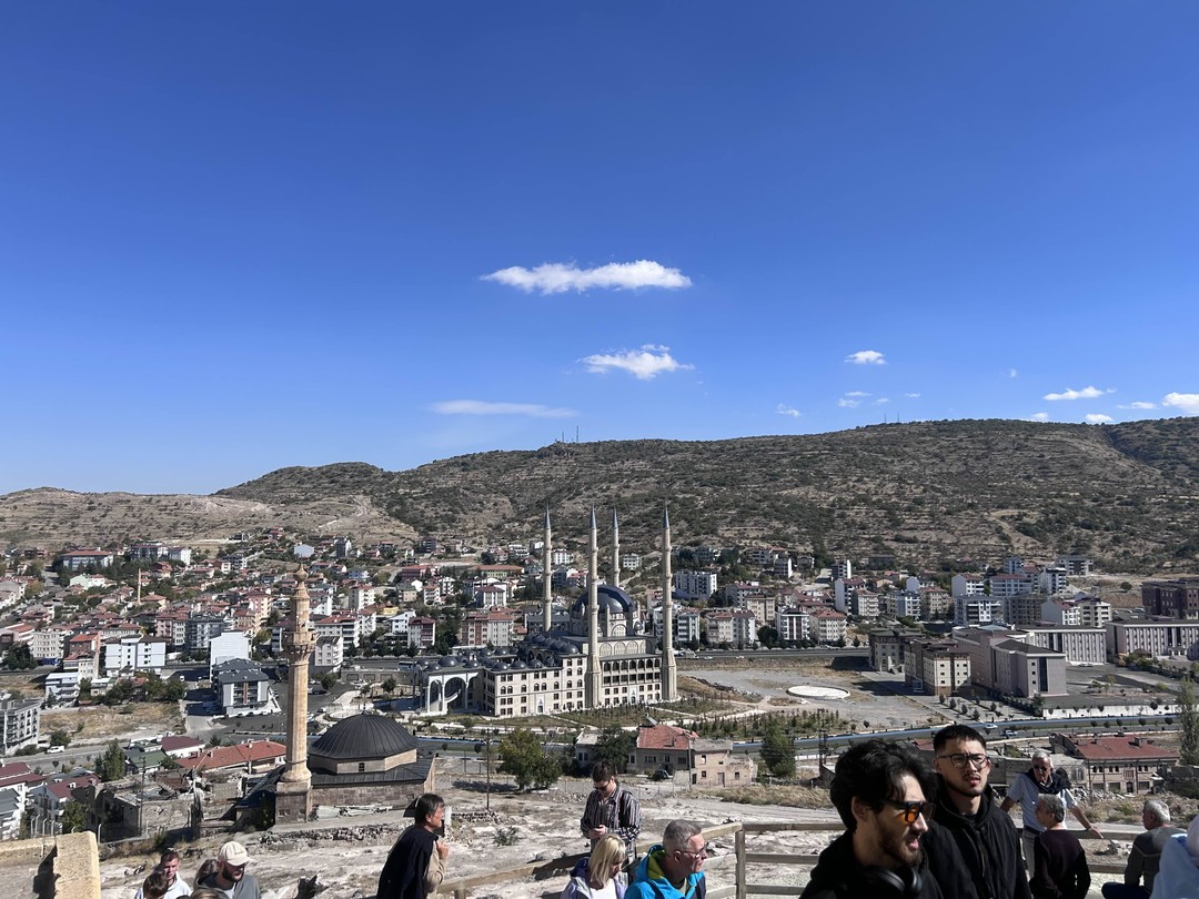 Отличная экскурсия, все организовано великолепно. Шары к сожалению из-за погоды не летали, но город великолепен. Гид