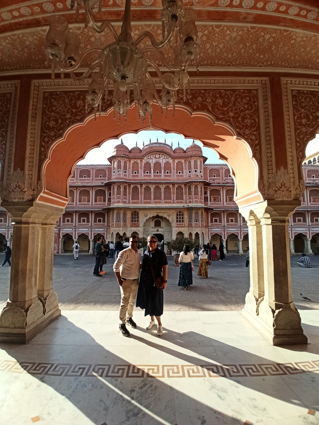 Благодарю Маниша за знакомство с Джайпуром. Встретил в отеле. Экскурсия прошла в дружеском формате. Гид проводит