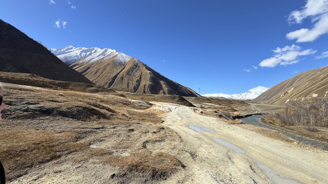 Были на экскурсии 30.10.2025. Хоть и было прохладно, но погода была ясная и солнечная. Дорога немного