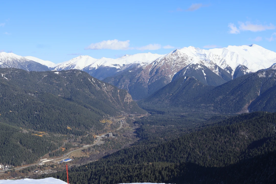 Путь на Архыз сам по себе интересен! По пути много локаций, где можно остановиться, на любой вкус. А с хорошими гидами он становится ещё интереснее