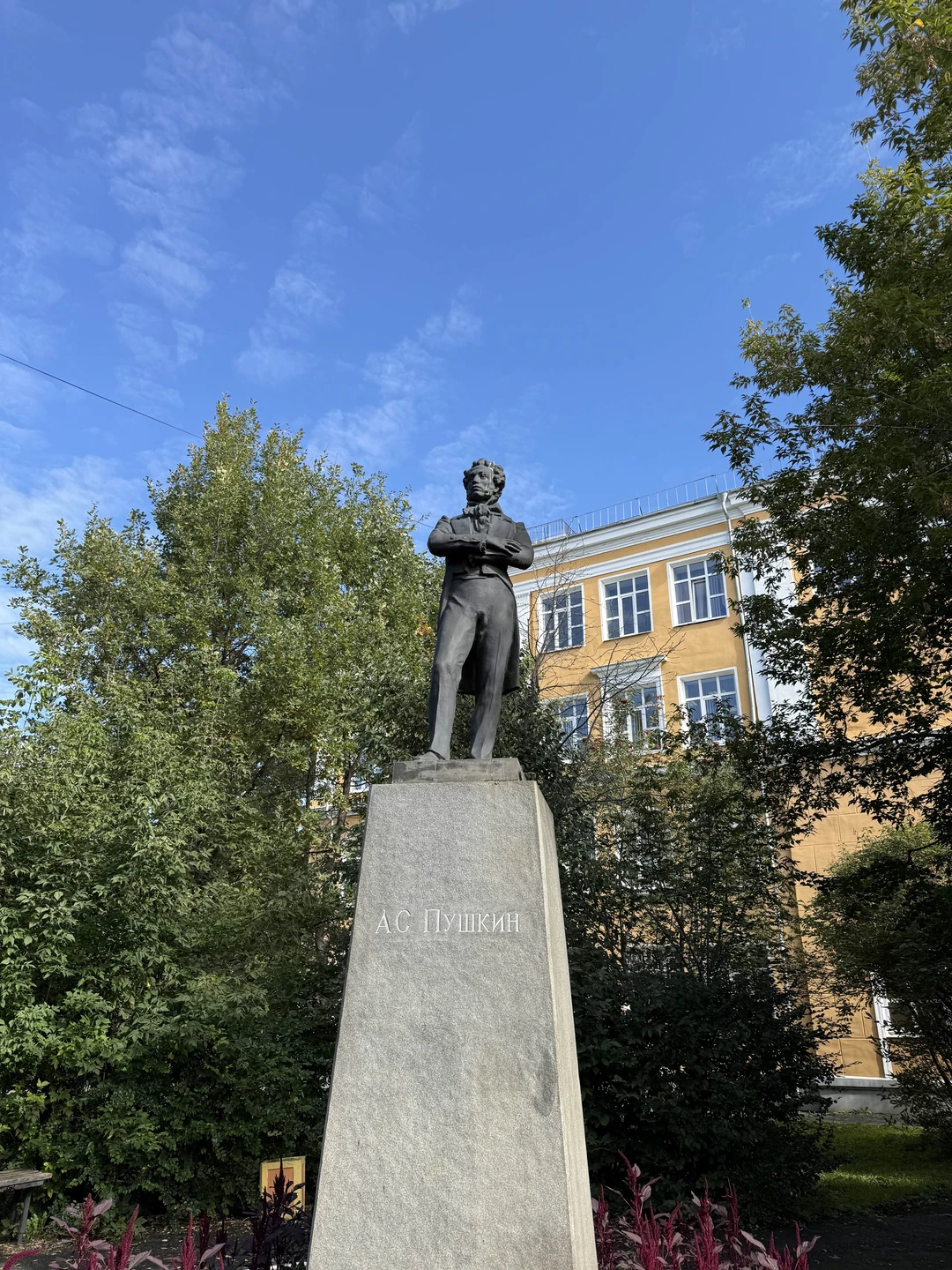 Были компанией друзей и это полный восторг, мы ходили, танцевали, дурачились под песни, но и со