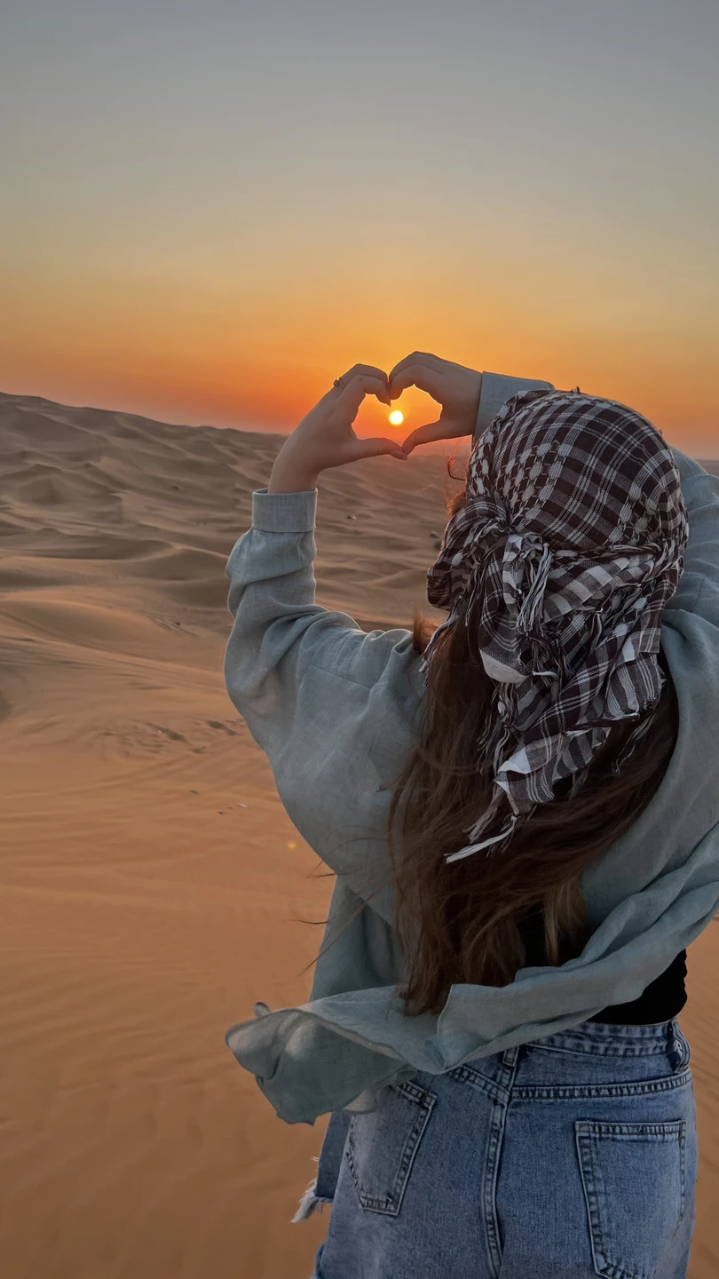 Магия заката, мягкость песка, крутые виражи на джипе и доброжелательность сопровождающего Сатара впечатлила и взрослых, и