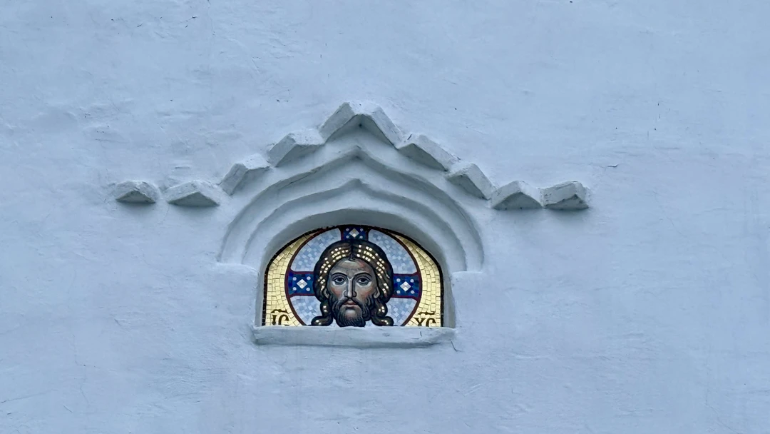 Конец ноября, утро, холодно, туристов нет, местные жители еще спят, мы в спокойном темпе проехали по