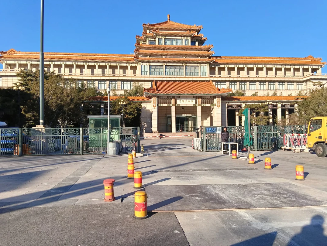 Я попросил гида не перегружать меня цифрами и датами, а просто прогуляться со мной по интересным