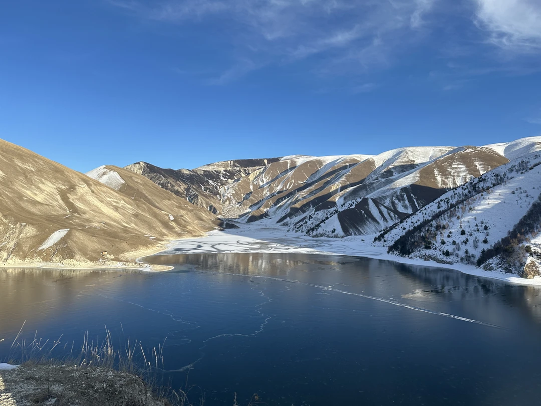 组织者并没有提前一天通知我，第二天的游览路线有变化，是导游接到我之后，我才知道改变了游览路线。但是导游Сулумбек很热情，负责，也很有耐心，我当天身体不太舒服，也没有睡好，导游知道后，让我自己在最后一排可以休息，还贴心的给我找了抱枕让我可以躺着休息，每到一个景点都会询问我是否好些了，是否要去游览这个景点？还贴心的带我们去当地的市场购买当地的食物，真的好便宜，而且还吃到了之前没吃过的当地食物。整体是十分开心的，给导游点赞！