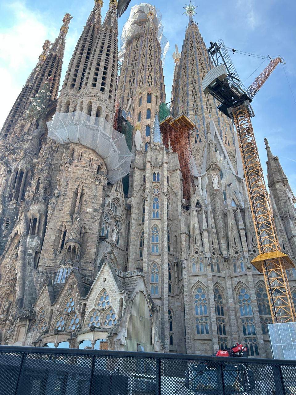 Экскурсия интересная, информативная. Галина рассказала об истории создания храма, его создателе Гауди, объяснила символику на фасаде