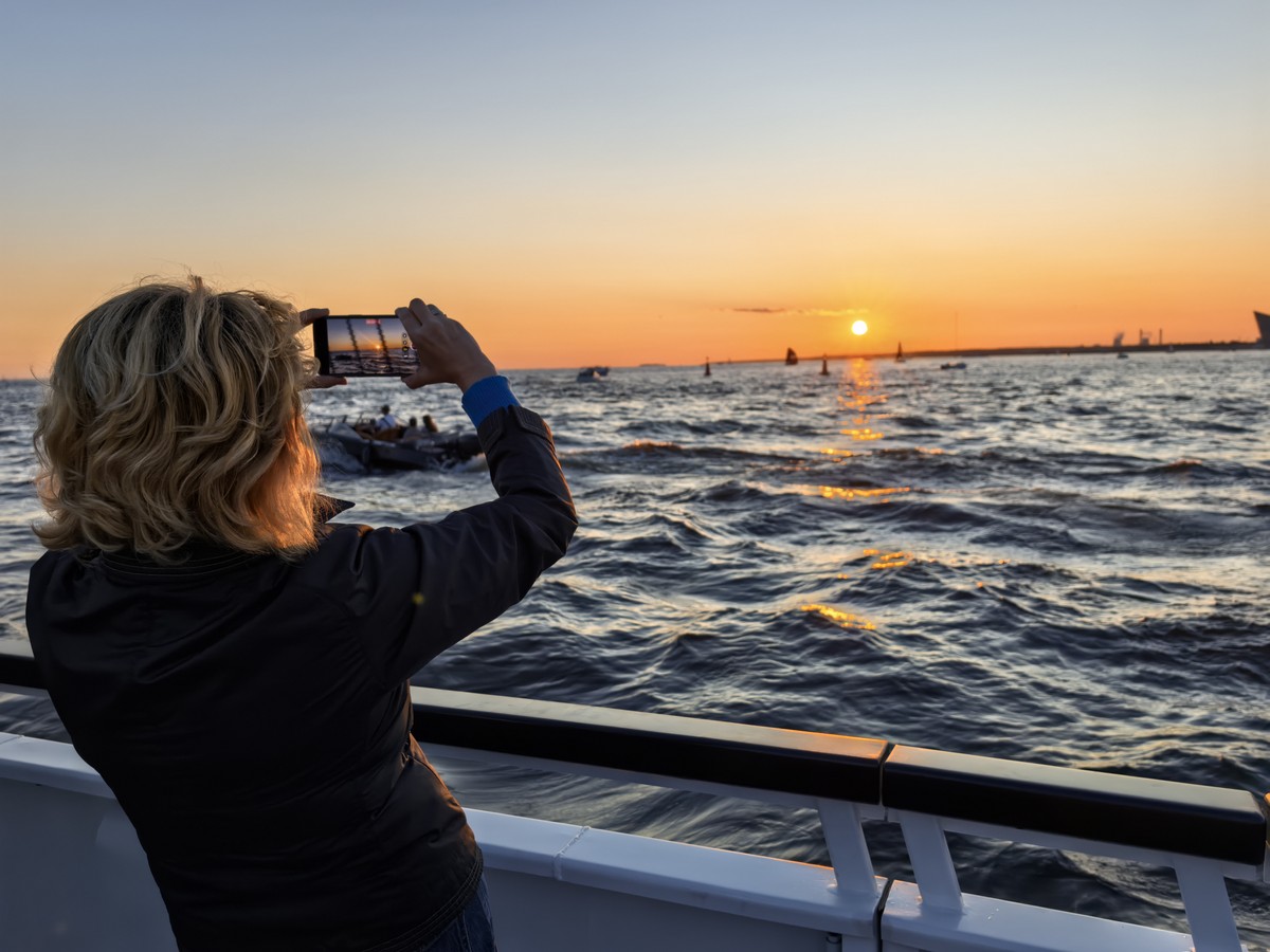 Фото Вояж на элитном теплоходе в сопровождении гида и живой музыки