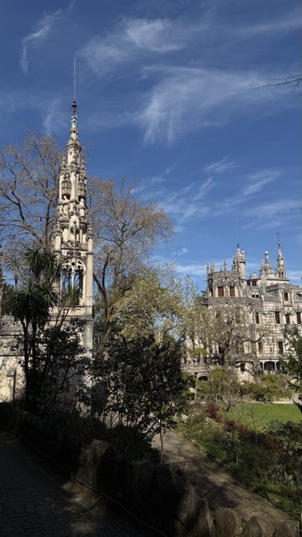 Экскурсия оставила невероятные впечатления! Мы посетили живописные места, где история оживает на каждом шагу. Спасибо Алексею