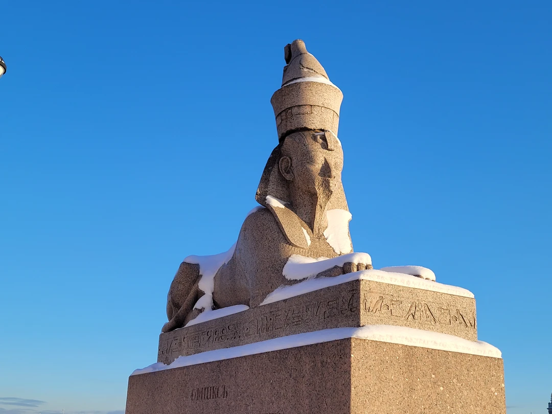 Экскурсия была прекрасна! Солнечный, морозный, новогодний Петербург! Утро 1 января, все ещё спят. Нас это так