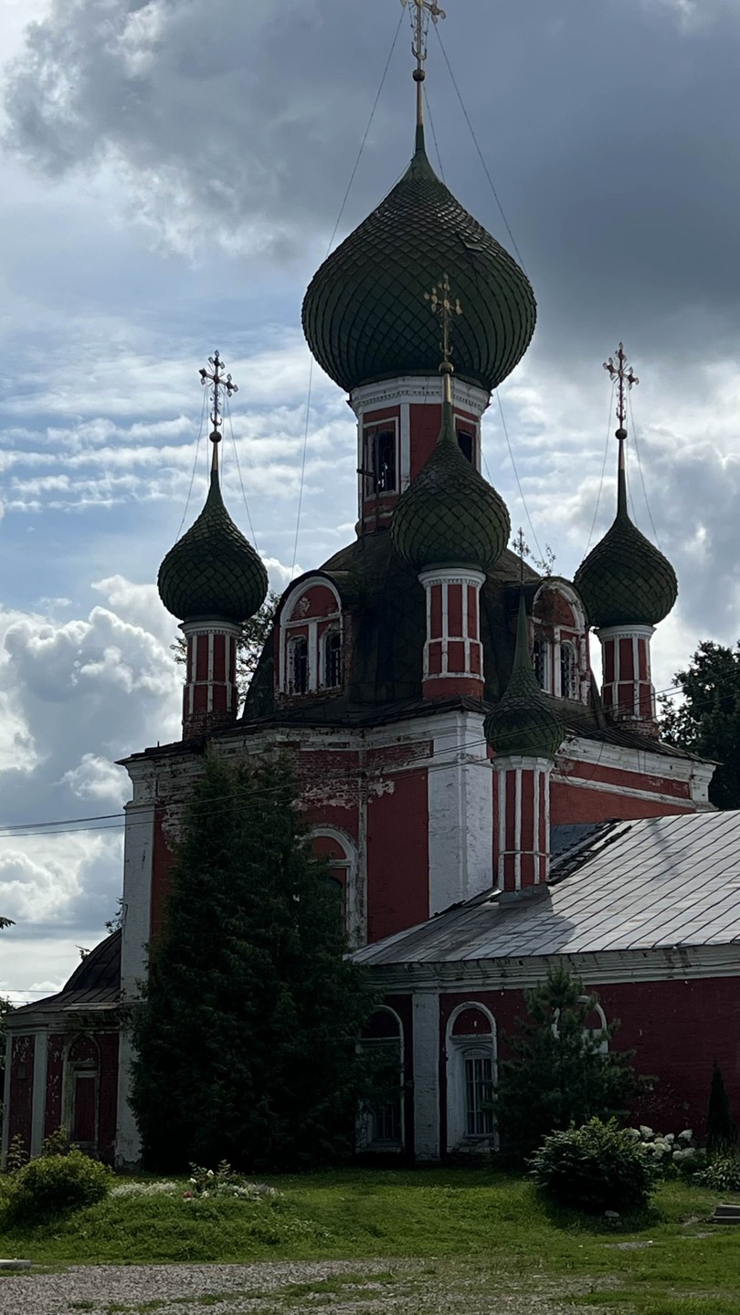 Нам все очень понравилось, Юрий настоящий профессионал своего дела, прекрасно осведомлен об истории края. Посетили все