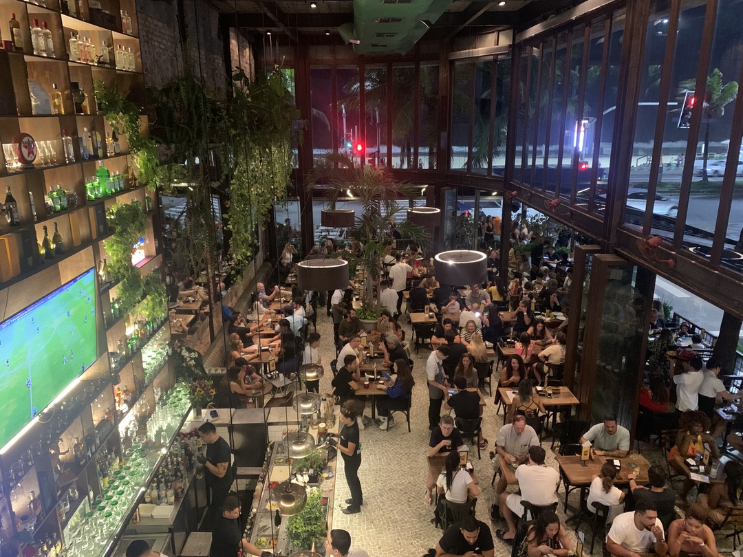 Рио - это город, где ночная жизнь похожа на карнавал… Поэтому решили ее изучить с помощью