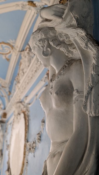 Дарья — великолепный современный (!!!) экскурсовод. Делилась неизбитыми фактами, благодаря ее рассказам можно было погрузиться в